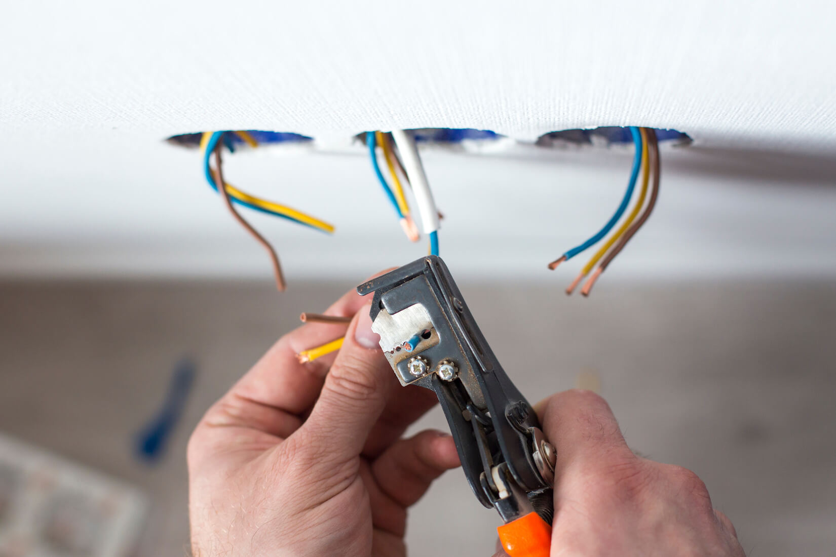 electrician cost to hire